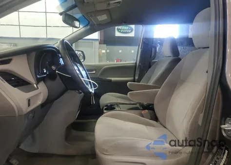 2015 Toyota Sienna Le z USA, uszkodzony, nr VIN 5TDJK3DC7FS105502